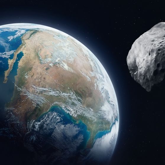 Am Samstag schrammt ein Asteroid förmlich an der Erde vorbei.