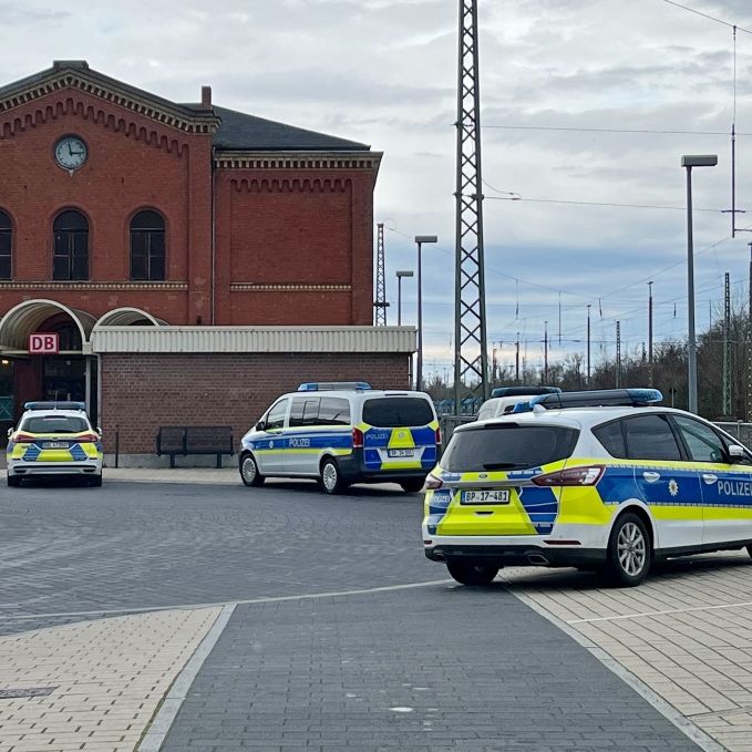 Die Polizei musste nach einem mutmaßlichen Axt-Angriff in einem Regionalzug zum Bahnhof in Guben (Brandenburg) ausrücken.
