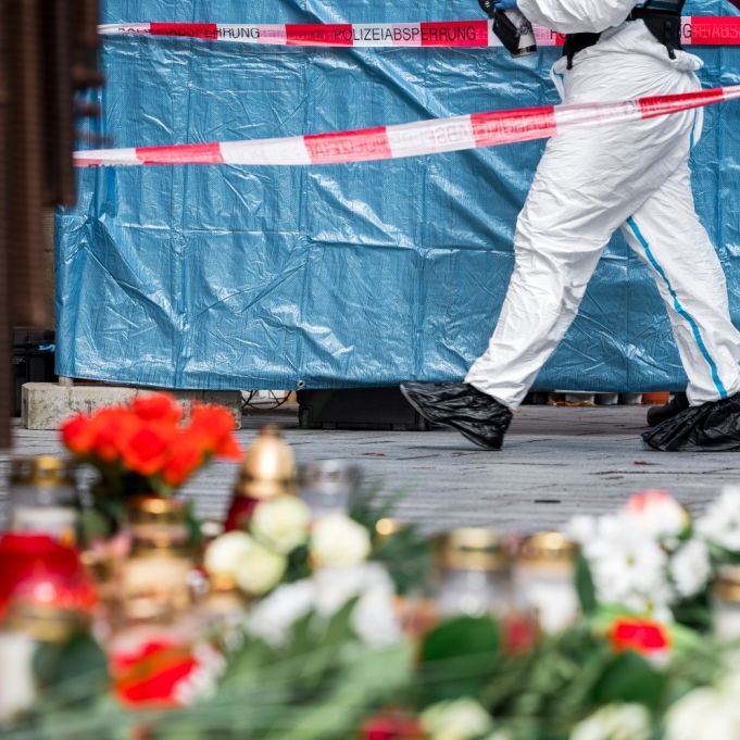 Nach dem gewaltsamen Tod einer Blumenverkäuferin im bayerischen Lichtenfels ist ein 17 Jahre alter Tatverdächtiger festgenommen worden.