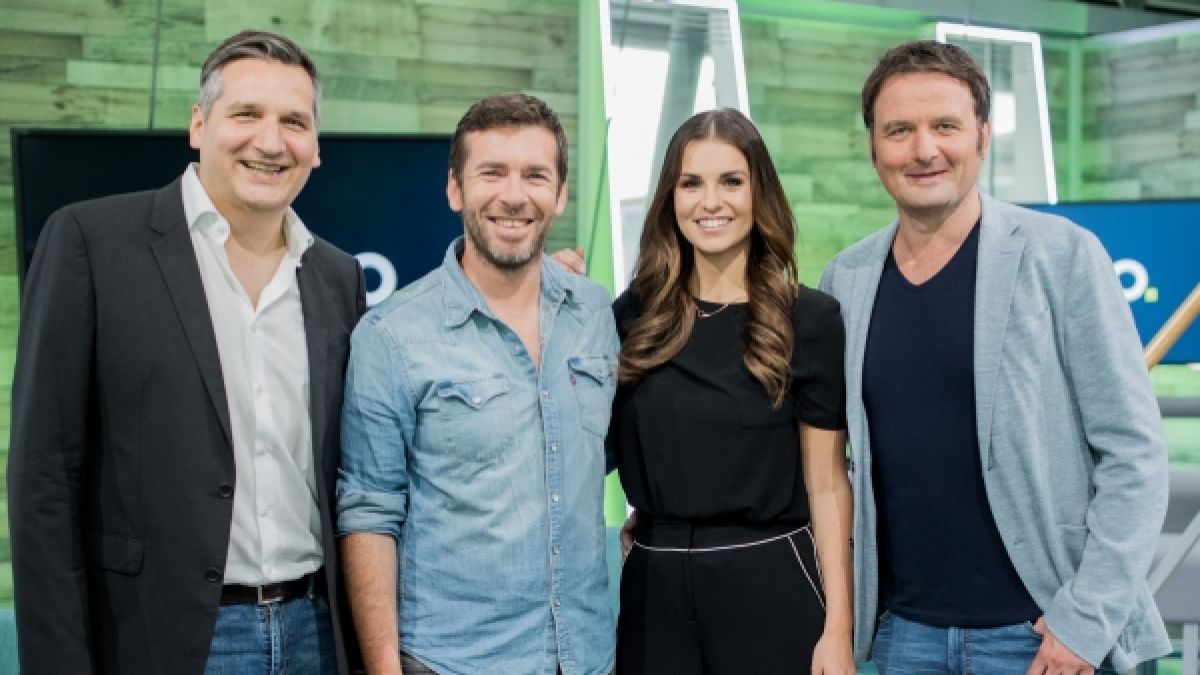 "RTL Nitro"-Senderchef Oliver Schablitzki und die Moderatoren Marco Hagemann (2. v.l.), Laura Wontorra und Thomas Wagner. (Foto)