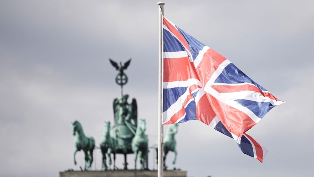 Die Flagge von Großbritannien weht vor dem Deutschlandbesuch des britischen Königs Charles III. vor dem Brandenburger Tor. (Foto)