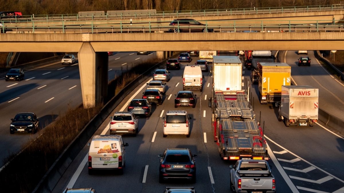 Durch ein geplantes Gesetz soll der Verkehr auf deutschen Autobahnen zukünftig flüssiger rollen. (Foto)