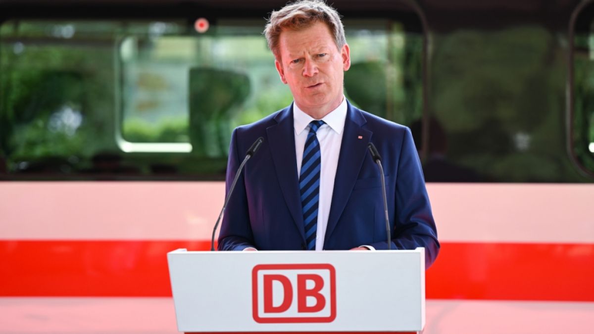 Richard Lutz, seines Zeichens Vorstandsvorsitzender der Deutschen Bahn, hat sein Gehalt im Jahr 2022 mehr als verdoppelt - und neben einem Grundgehalt von rund 970.000 Euro satte 1,26 Millionen Euro an Boni kassiert. (Foto)
