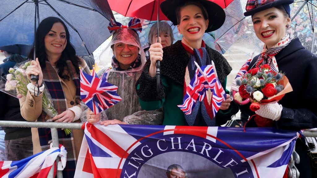 Royal-Fans warten bei Regen am Rathausmarkt vor dem Hamburger Rathaus auf die Ankunft des britischen Königs Charles III. (Foto)