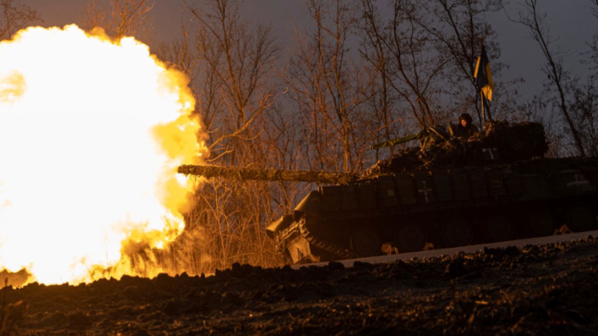 Ein ukrainischer Panzer feuert auf russische Stellungen an der Frontlinie. (Foto)
