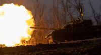 Ein ukrainischer Panzer feuert auf russische Stellungen an der Frontlinie.