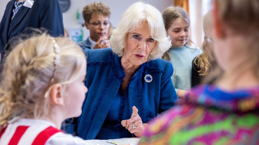 Königsgemahlin Camilla stattete der dritten Klasse der Rudolf-Roß-Grundschule in Hamburg einen Besuch ab. (Foto)