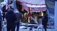 Russische Ermittler und Polizisten stehen am Tatort nach einer Explosion in einem Café.