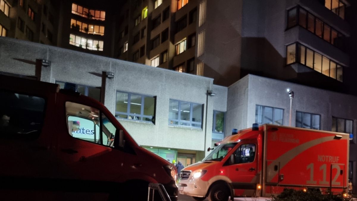 Bei dem Brand in einer Berliner Klinik sind vier Menschen schwer verletzt worden. (Foto)