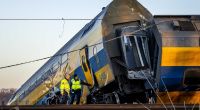 Einsatzkräfte eines Rettungsdienstes arbeiten an der Unfallstelle in Voorschoten nach einem schweren Zugunglück. Nach Angaben von Augenzeugen sollen ein Güterzug und ein Passagierzug gegen einen Baukran gestoßen sein.