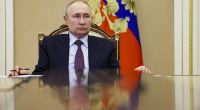 Ein früherer Leibwächter Wladimir Putins hat über die Auswüchse ausgepackt, die die Paranoia des Kreml-Chefs angenommen haben.