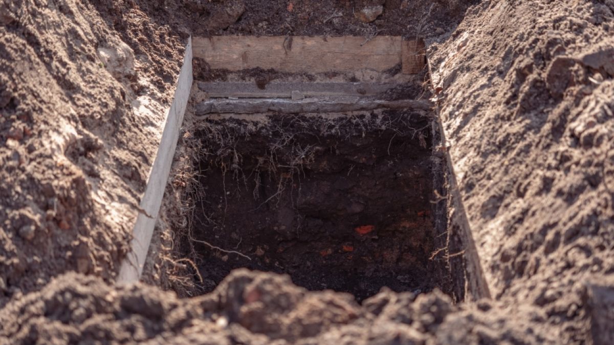 Eine Frau wurde bei lebendigem Leib begraben. (Foto)
