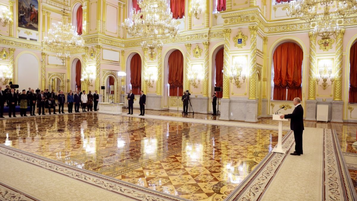 Das Netz spottet über den bizarren Putin-Auftritt im Kreml. (Foto)