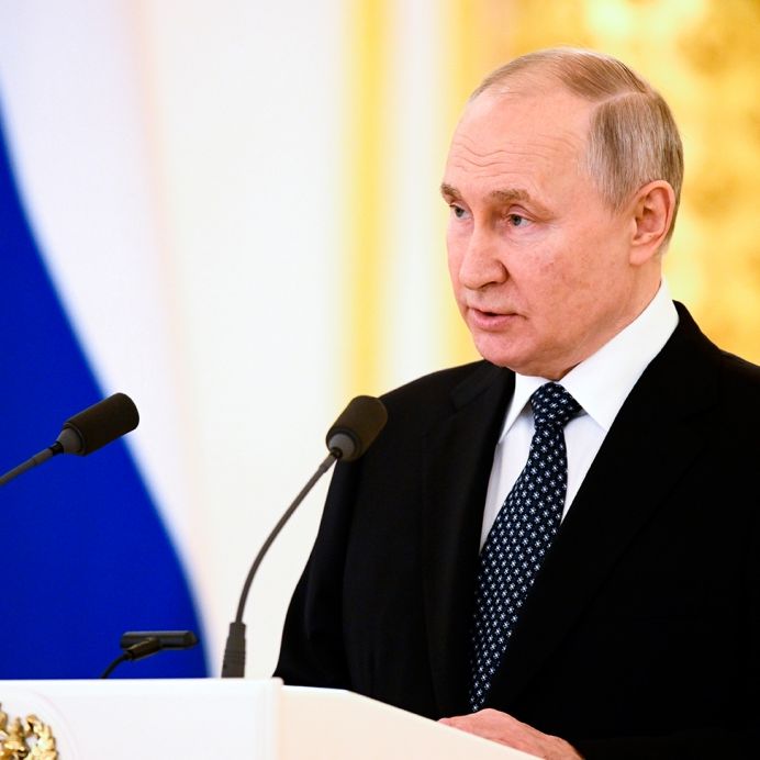Niemand klatschte! Kreml-Tyrann blamiert sich bei bizarrem Kreml-Auftritt