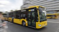 In einem Berliner Linienbus ist eine 33-jährige Mutter vor den Augen ihrer Kinder mit einem Messer angegriffen und lebensbedrohlich verletzt worden.