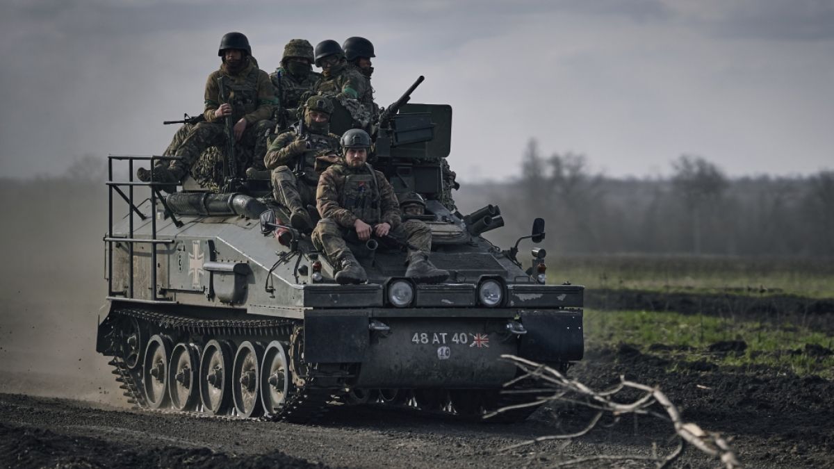 Ein ukrainischer Panzer hat einen russischen Schützengraben bei Bachmut gestürmt und dabei zahlreiche Soldaten getötet. (Foto)
