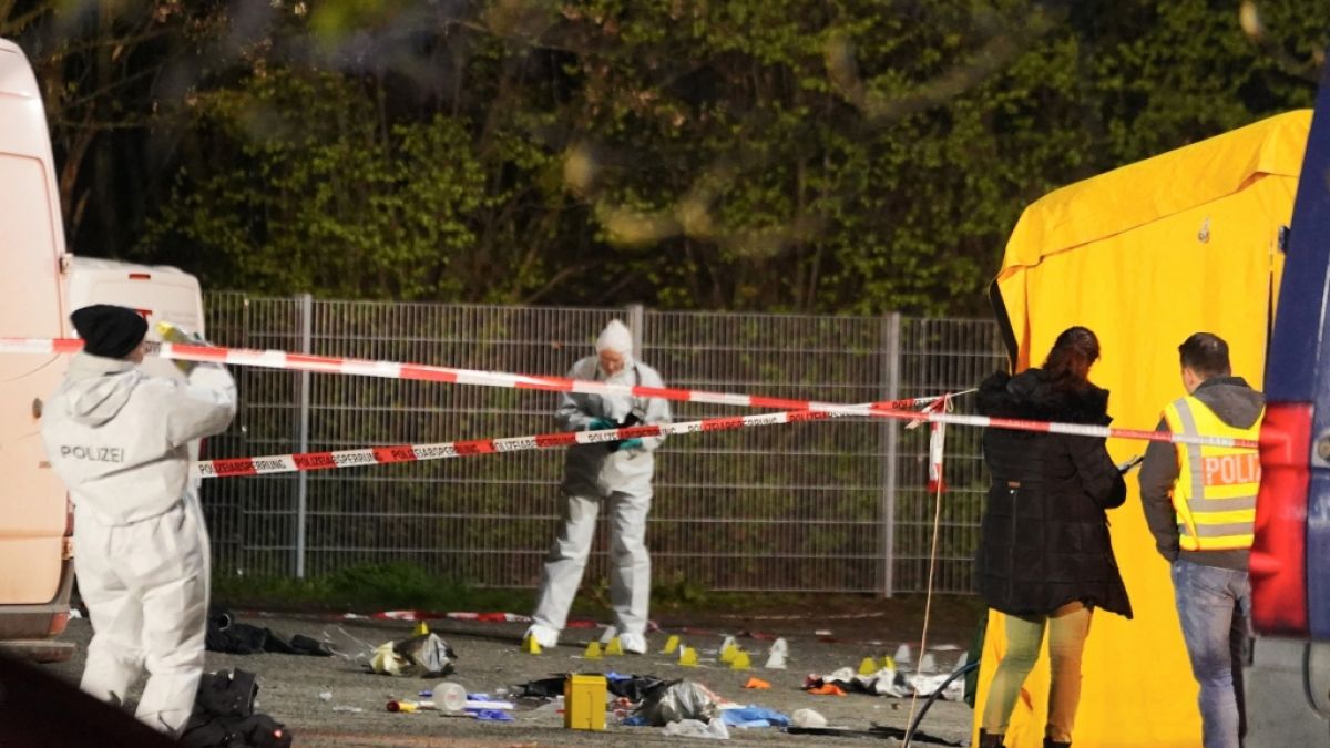 Polizisten suchen nach Spuren am Tatort. Nach Schüssen in Asperg (Kreis Ludwigsburg) ist ein junger Mann ums Leben gekommen.   (Foto)