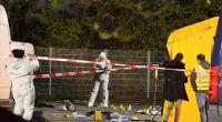 Polizisten suchen nach Spuren am Tatort. Nach Schüssen in Asperg (Kreis Ludwigsburg) ist ein junger Mann ums Leben gekommen.  