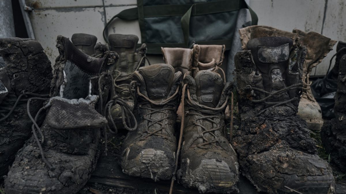 Stiefel von verwundeten ukrainischen Soldaten stehen in der Nähe einer medizinischen Station an der Frontlinie. (Foto)
