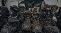 Stiefel von verwundeten ukrainischen Soldaten stehen in der Nähe einer medizinischen Station an der Frontlinie.