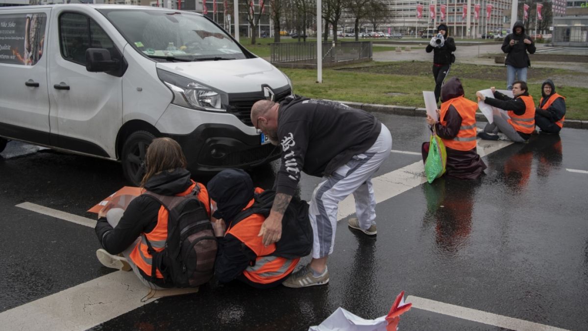 "Klima-Kleber" der Gruppe "Letzten Generation" brachten schon häufiger Autofahrer gegen sich auf, wie hier am 31. März 2023 in Berlin. (Foto)