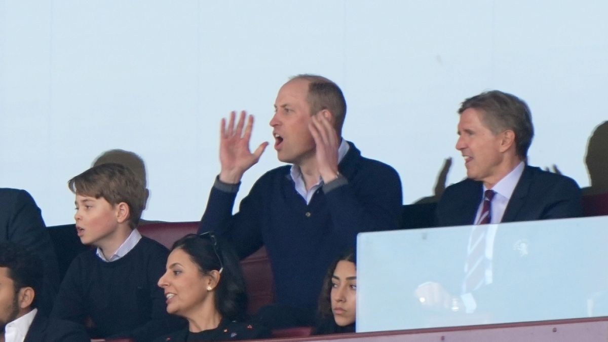 Prinz William und Prinz George verfolgten am Wochenende gespannt das Spiel zwischen Aston Villa und Nottingham Forest. Mal ehrlich: Können diese Aufnahmen wirklich gestellt sein? (Foto)