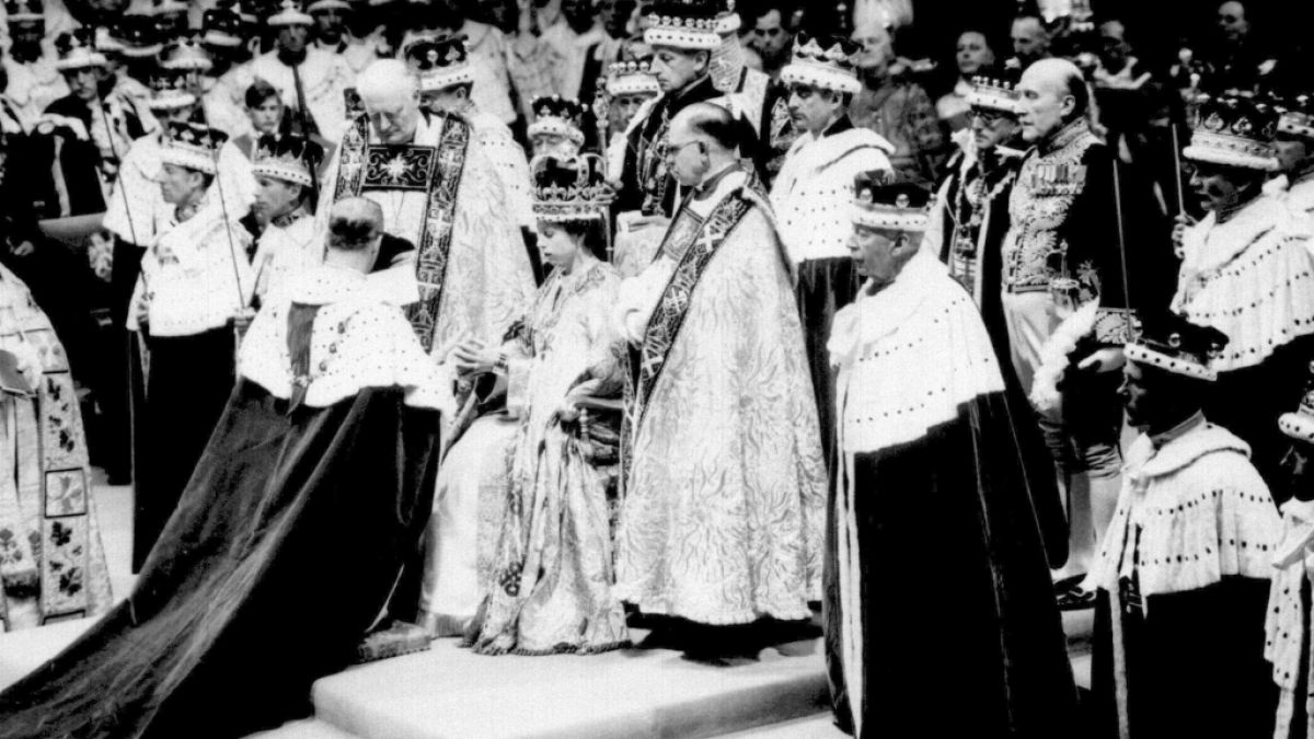 Bei der Krönung von Queen Elizabeth II. im Juni 1953 war die Monarchin noch von Lords, Baronen und Herzögen in feierlichen Roben umringt. (Foto)