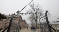 Ein geschmackloses Tour-Foto vor dem KZ-Auschwitz sorgt für Fassungslosigkeit. (Symbolbild)