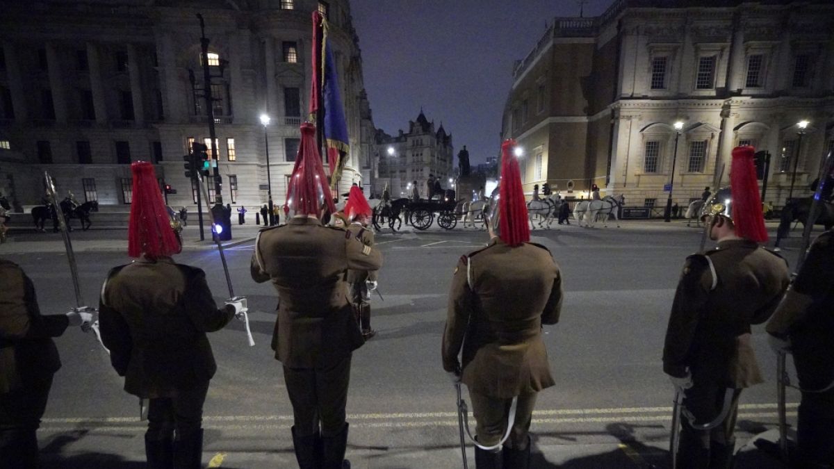 Angehörige des Militärs üben in Whitehall, im Zentrum Londons, während einer nächtlichen Probe für die Krönung von König Charles III. (Foto)