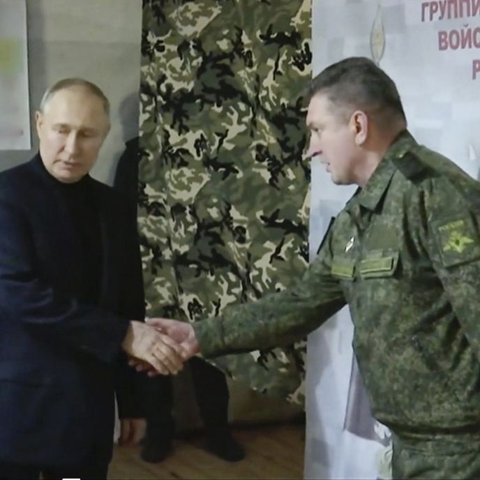Wackel-Auftritt im Ukraine-Krieg: Hier humpelt Putin zum Front-Besuch!