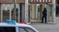 Bei einer Attacke in einem Fitnessstudio in der Duisburger Innenstadt sind mehrere Personen schwer verletzt worden.