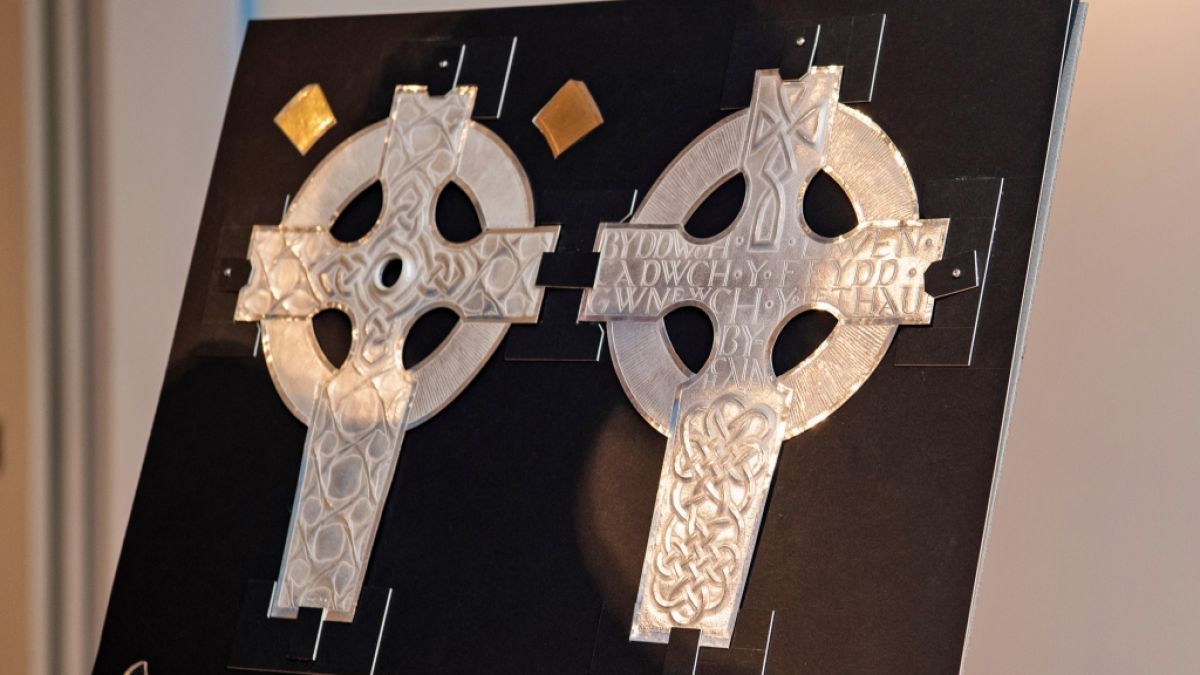 Das Kreuz von Wales wird am 6. Mai 2023 in die Westminster Abbey getragen und enthält zwei Scherben des Wahren Kreuzes, das Papst Franziskus König Charles III. geschenkt hat. (Foto)