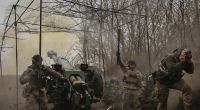 Ukrainische Soldaten feuern eine Haubitze D-30 an der Frontlinie in der Nähe von Bachmut, Region Donezk, Ukraine.