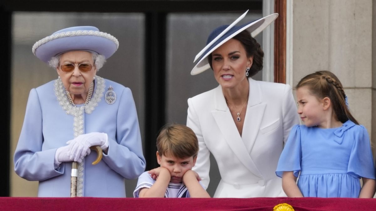 Queen Elizabeth II. mit Prinzessin Kate und ihren Kindern Prinz Louis und Prinzessin Charlotte. (Foto)