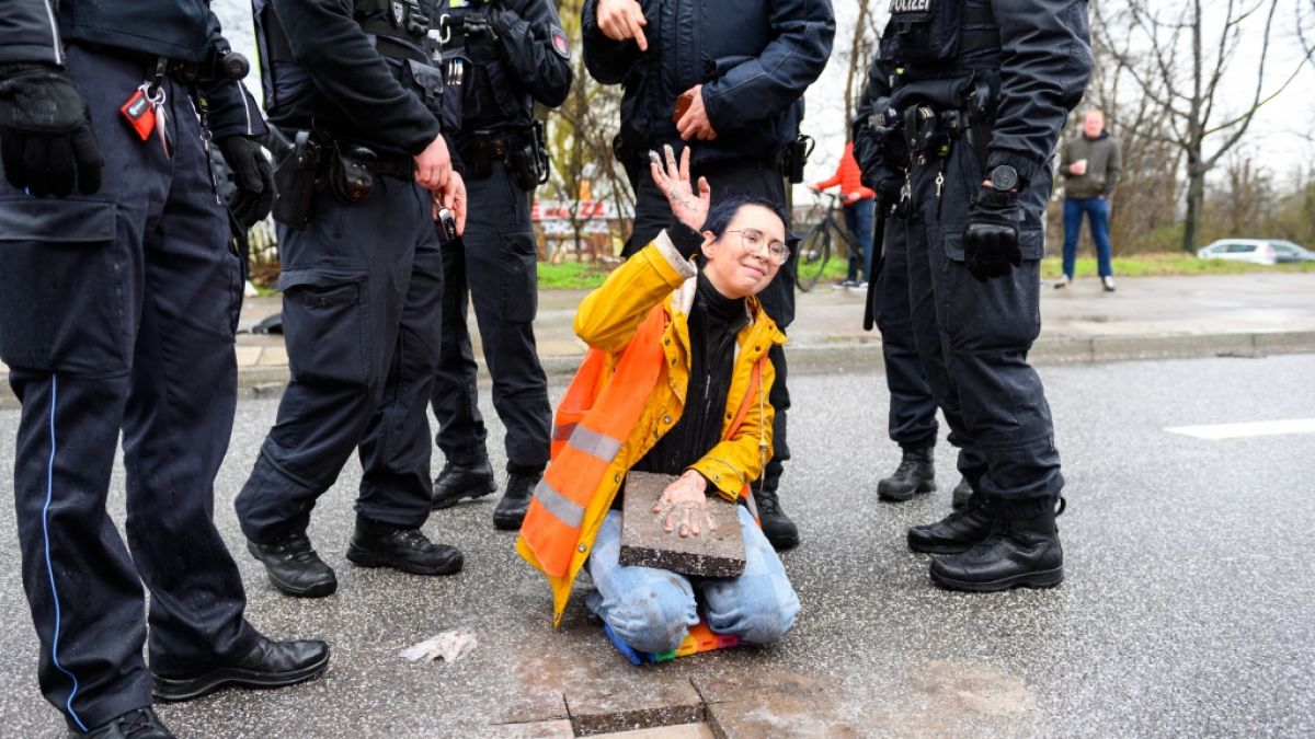 Eine Klimaaktivistin der Letzten Generation bei einem Protest in Berlin. (Foto)