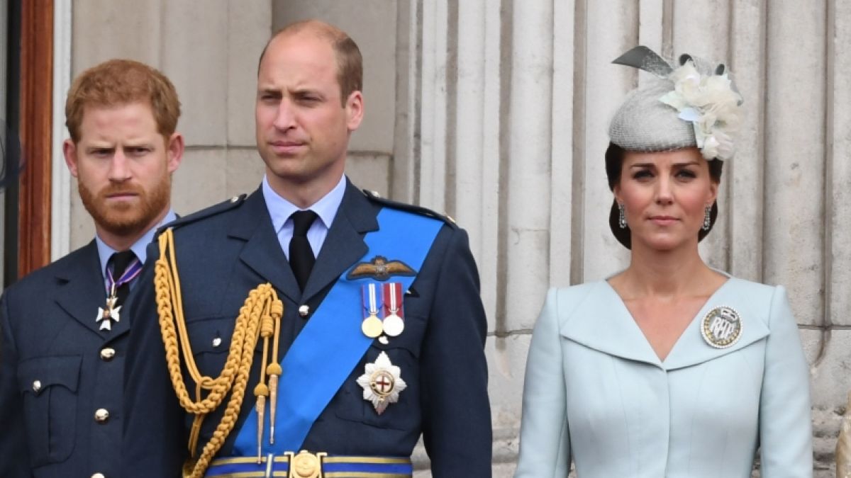 Prinz Harry (l.) soll Prinz William und Prinzessin Kate mit einer Aussage über ihre Kinder sehr verärgert haben. (Foto)