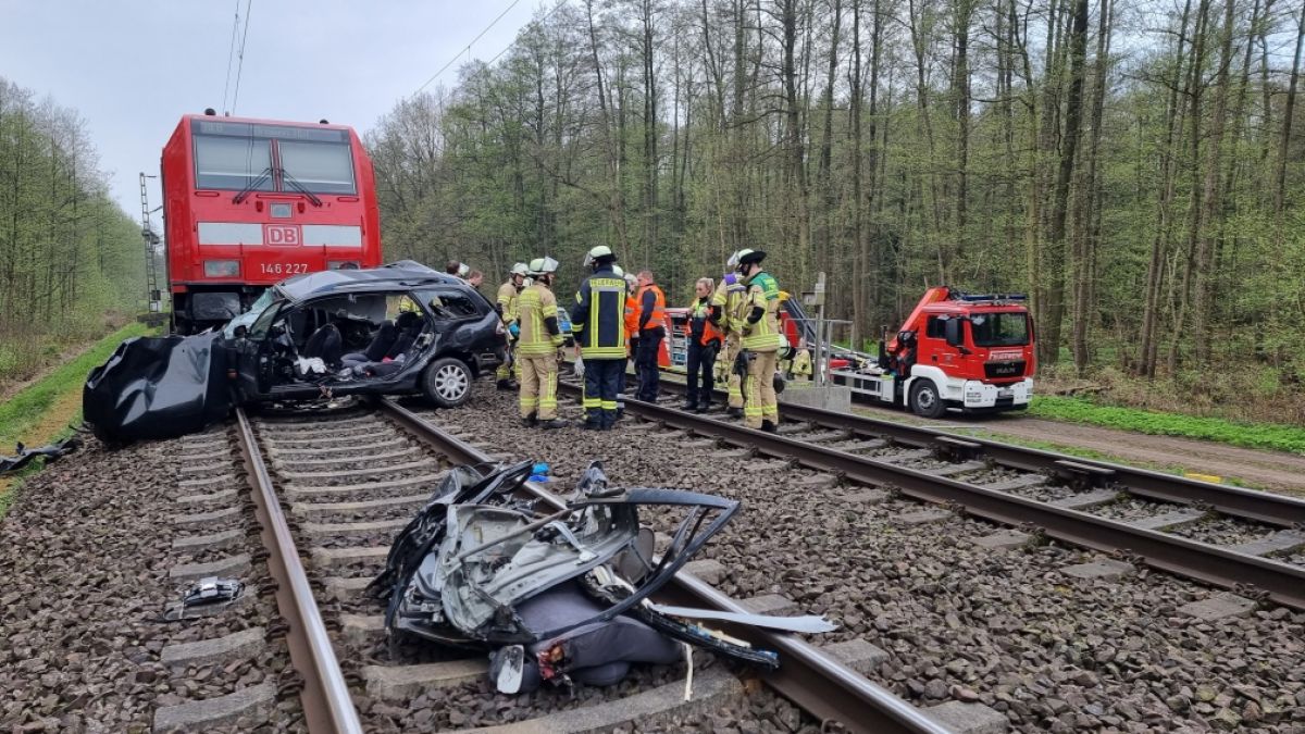 Bei einem Zusammenstoß von einem Pkw mit einem Zug sind am Sonntagmorgen nahe Hannover drei junge Menschen gestorben. (Foto)