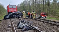 Bei einem Zusammenstoß von einem Pkw mit einem Zug sind am Sonntagmorgen nahe Hannover drei junge Menschen gestorben.