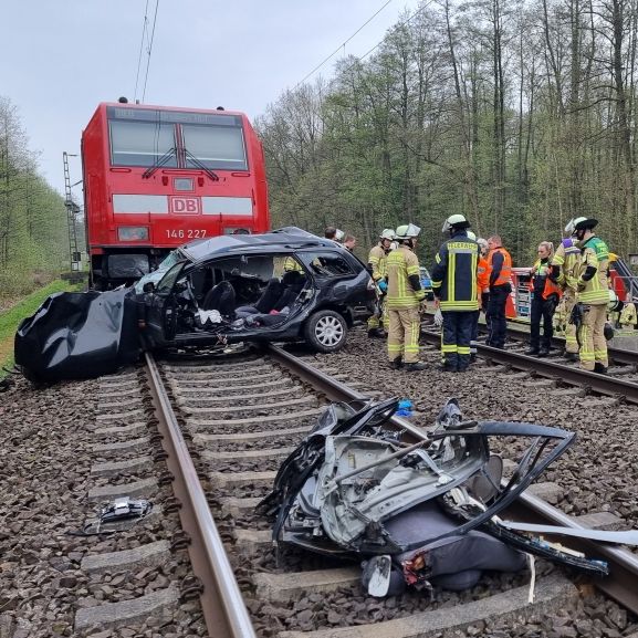 Auto von Zug erfasst, Drei Menschen sterben! Polizei ermittelt