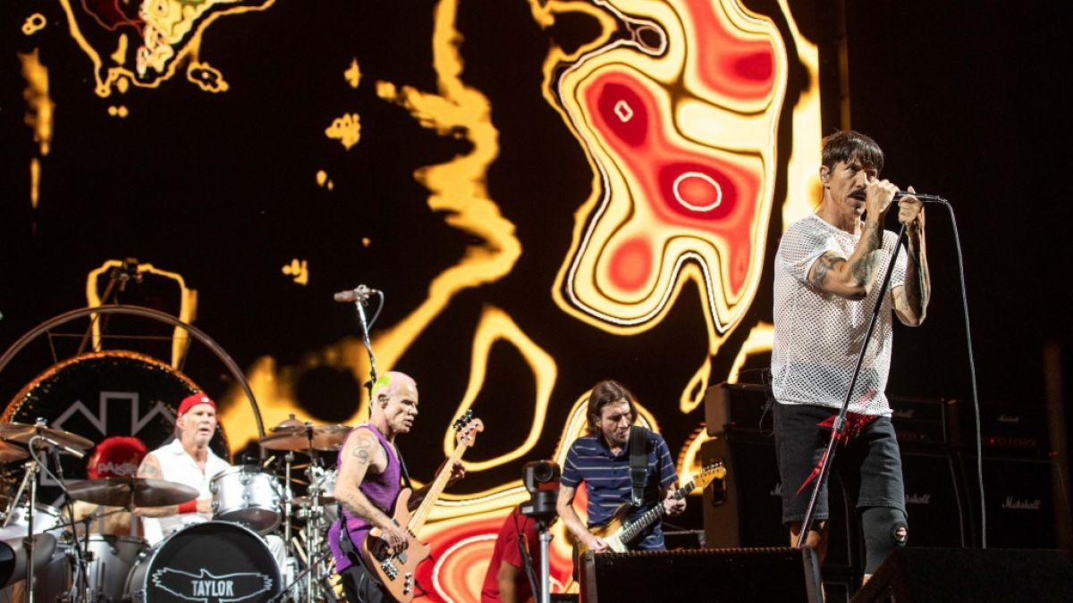 Die Red Hot Chili Peppers performen auf der Bühne. (Foto)