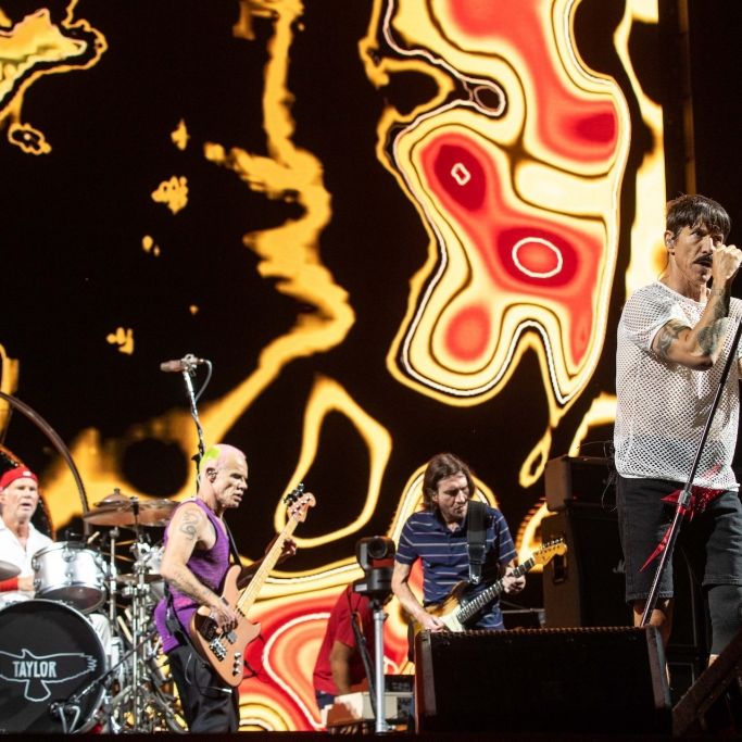 Die Red Hot Chili Peppers performen auf der Bühne.