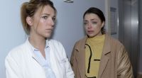 Emily (Anne Menden, r.) fleht Lilly (Iris Mareike Steen) an, die Patientenverfügung von Sascha zu ignorieren.