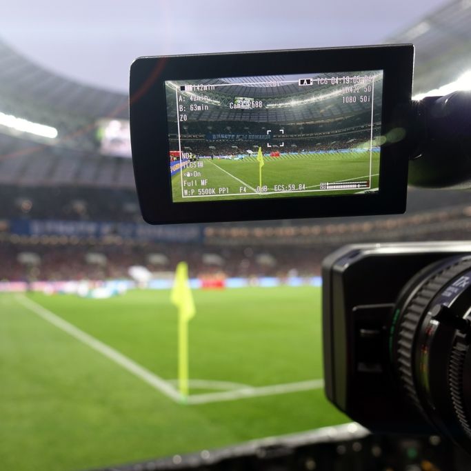 Fußball im Fernsehen und Live-Stream: Das sind die aktuellen TV-Highlights.
