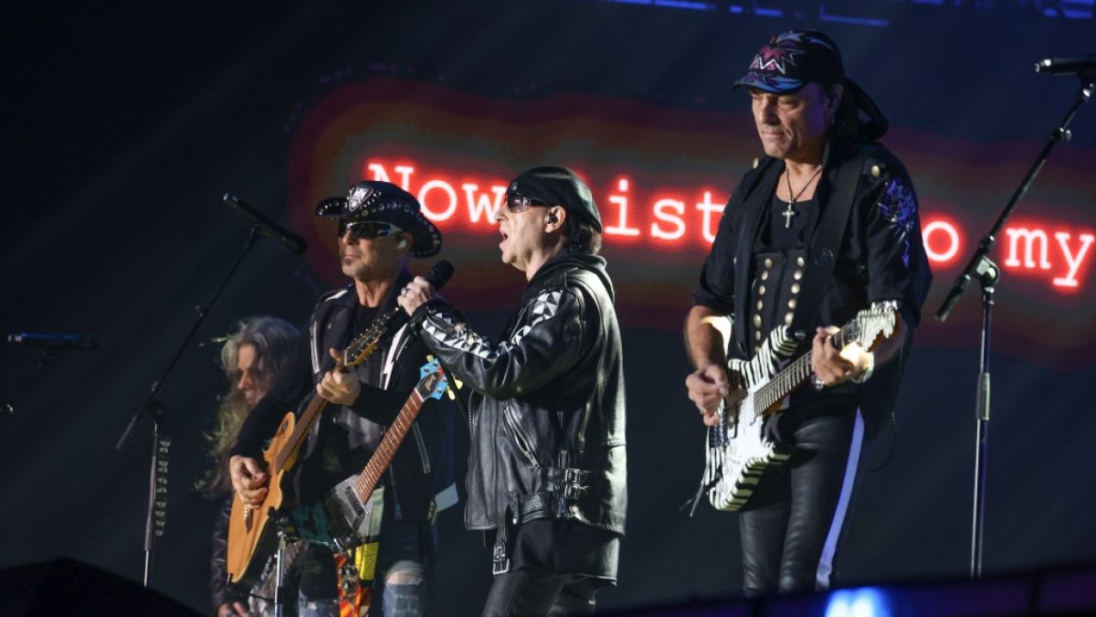Die Scorpions performen auf der Bühne. (Foto)