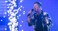 Hartmut Engler von PUR performt auf der Bühne.