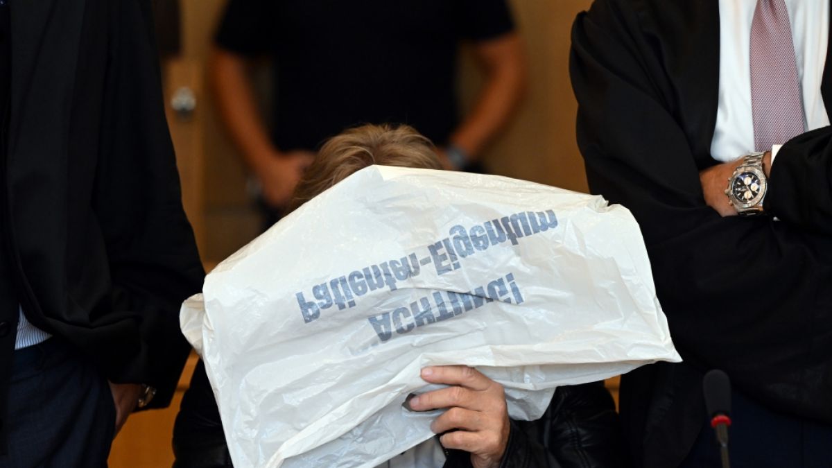 Der Angeklagte Jürgen Albers, bekannt unter anderem als Mallorca-Auswanderer in der Fernsehsendung "Goodbye Deutschland", vor dem Beginn des Prozesses im Gerichtssaal. (Foto)