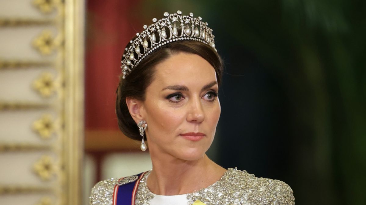 Welche Schmuckstücke trägt Prinzessin Kate bei der Krönung von König Charles III.? (Foto)