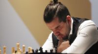 Jan Nepomnjaschtschi kämpft um den Sieg bei der Schach-WM 2023.