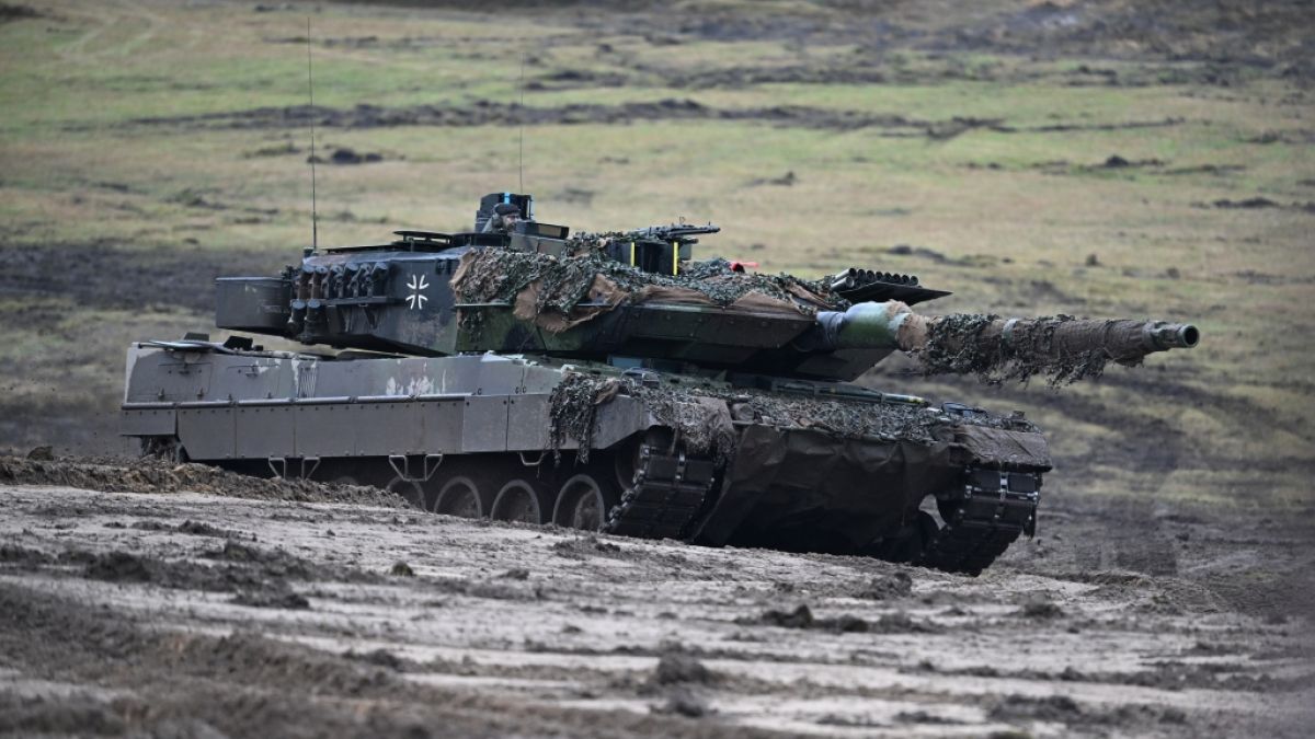 Ein Leopard 2A6 bei einer Präsentation auf einem Truppenübungsplatz. (Foto)