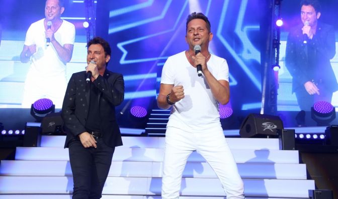 Das Schlagerduo Fantasy performt auf der Bühne.